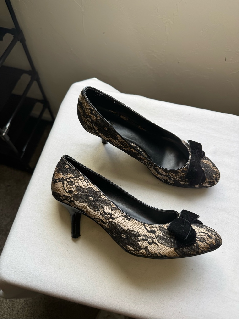 Fioni Heel Pumps with a black floral lace overlay and a decorative bow size 8 W